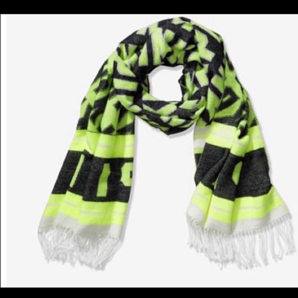 New PINK Victoria’s Secret Scarf/ Wrap.  27” x 58”. Very well made.  Pink/ Black - Picture 5 of 7